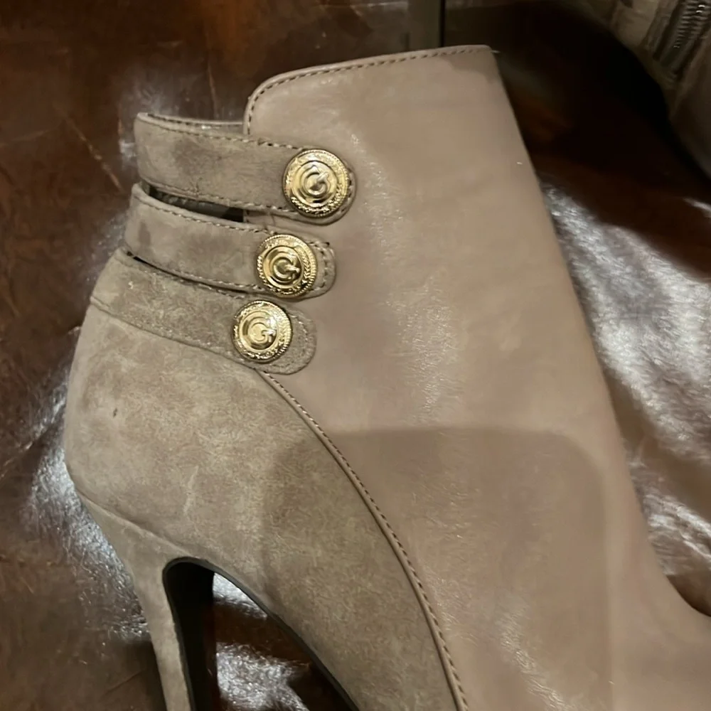 NWOT GUESS TAUPE ANKLE BOOTIES - Picture 2 of 4